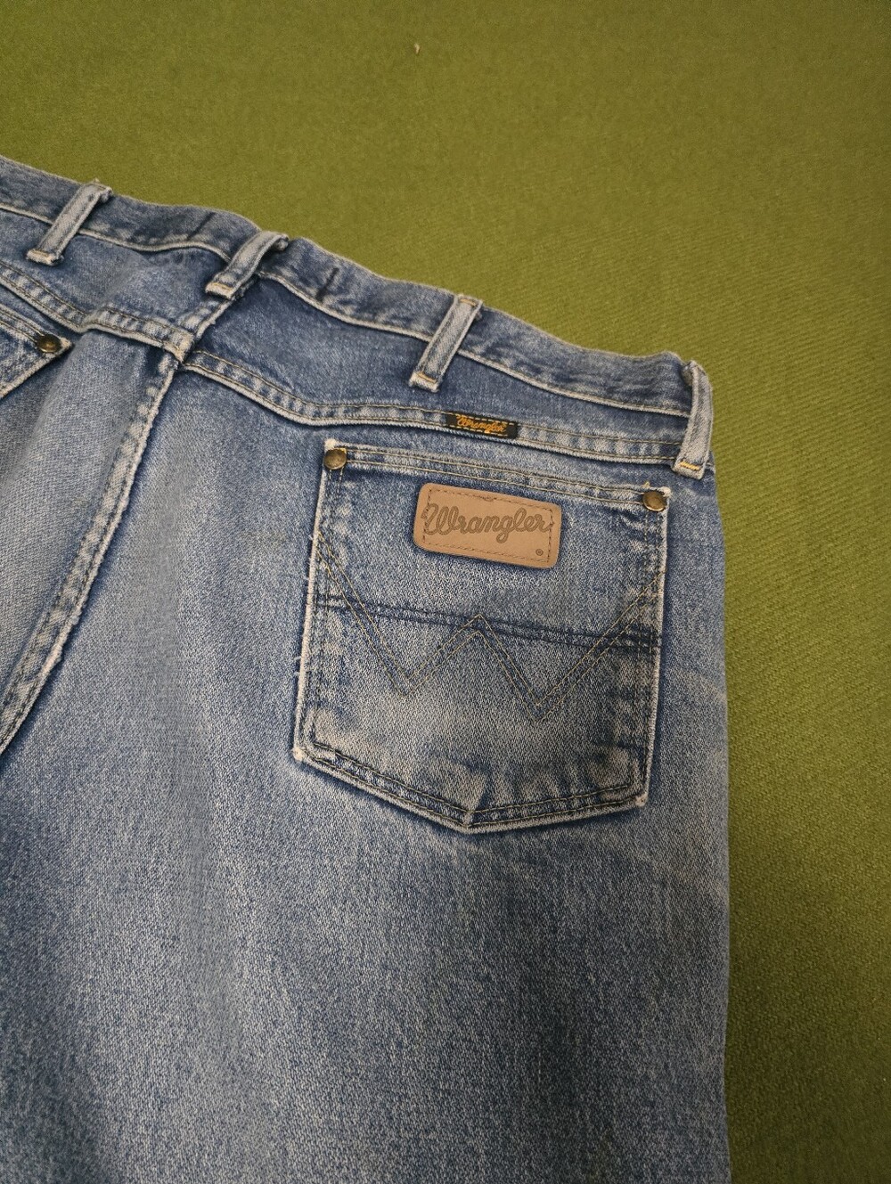 Wrangler Men's Faded Light Blue Relaxed Jeans